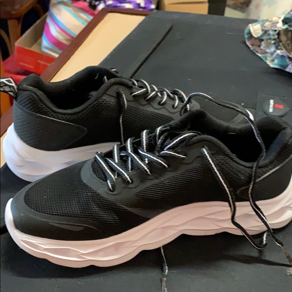 Black tennis shoes